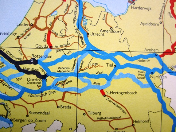 "Waar de Rijn ons land binnenkomt", is het meest onthouden zinnetje uit de Indische aardrijkskunde {1901:Lobith, Nederland}