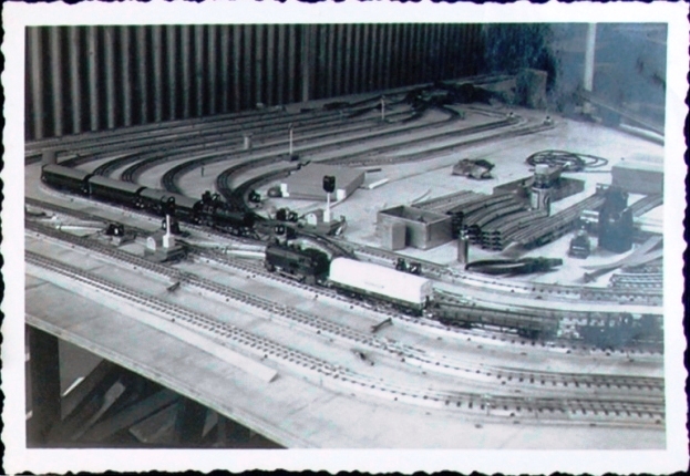 Henks hobby is modelbouw. Hij heeft een Märklin spoorwegemplacement nagebouwd. later in Holland zal hij nog proberen Philips te interesseren voor modelbouw {1945:Soerabaja}