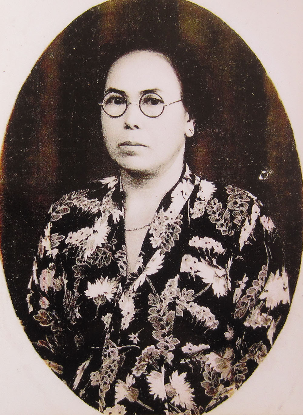 Moena, geboren in 1898 of 1899 in Blitar, heeft na haar huwelijk met Eduard Abel Wolff de Christelijke naam Hermine aangenomen {1898:Blitar}