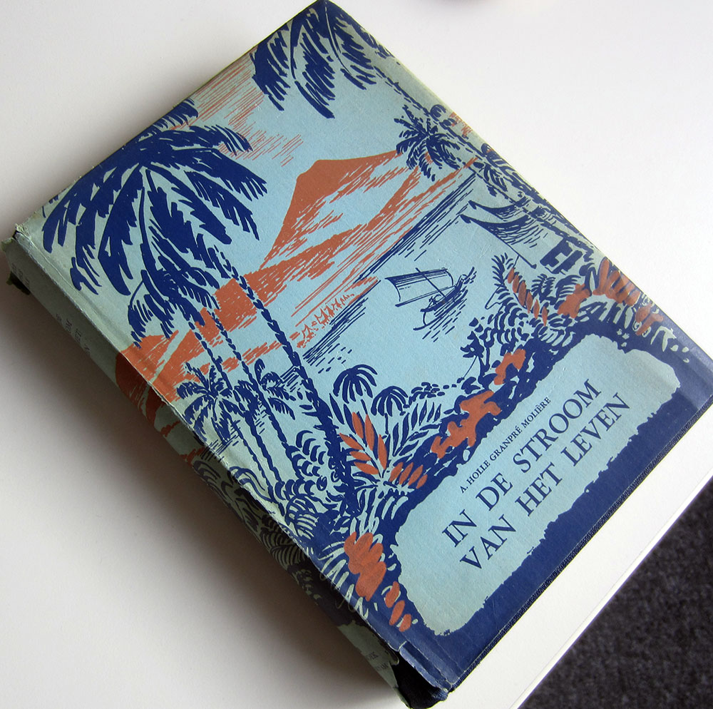 Als de stroom van zijn eigen leven door de Tweede Wereldoorlog een onvoorziene keer neemt, leest Hermann de hele bibliotheek van zijn vader en ooms. Zijn familie van oma's kant blijkt ook schrijfsters te hebben voortgebracht: behalve Catharine Grandpré Molière, ook deze A.A. Holle Grandpré Molière {1945:Malang}