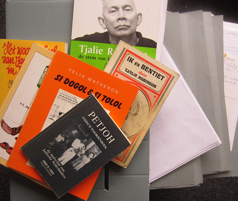 Onderzoek. Ervaringskennis wordt ervaringsdeskundigheid. Tjalie Robinson Ik en Bentiet, Den Haag, Moesson, 1976; Het woordenboek van Jan Soldaat in Indië. Henk Salleveld (ed), 1980; V.E. de Gruiter. Het Javindo, de verboden taal, Den Haag, Moesson, 1990; Felix Mathéron. Si Dogol & Si Tolol. Den Haag, Moesson, 1990; Petjoh, Indisch woordenboek de taalschat van Indische Nederlanders, Fred S. Loen (ed) Rotterdam, uitg.Insulinde, 1994 {1987:Gouda, Nederland}