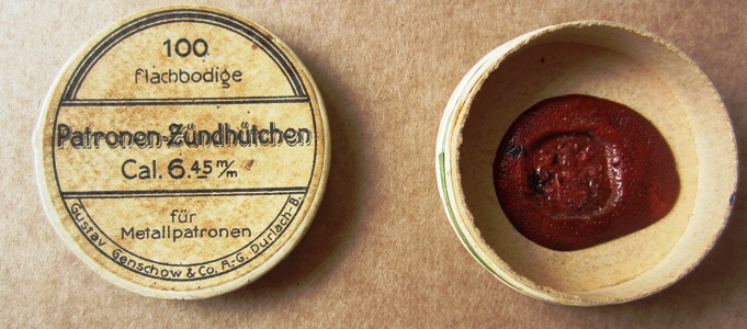 Het ongeïdentificeerde lakzegel met wapen. Het doosje komt uit Karlsruhe, Duitsland waar de Gustav Genschow en Co. fabriek de kogels fabriceerde {1899: Karlsruhe}
